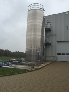 Aufstellen von Silos und deren Verrohrung